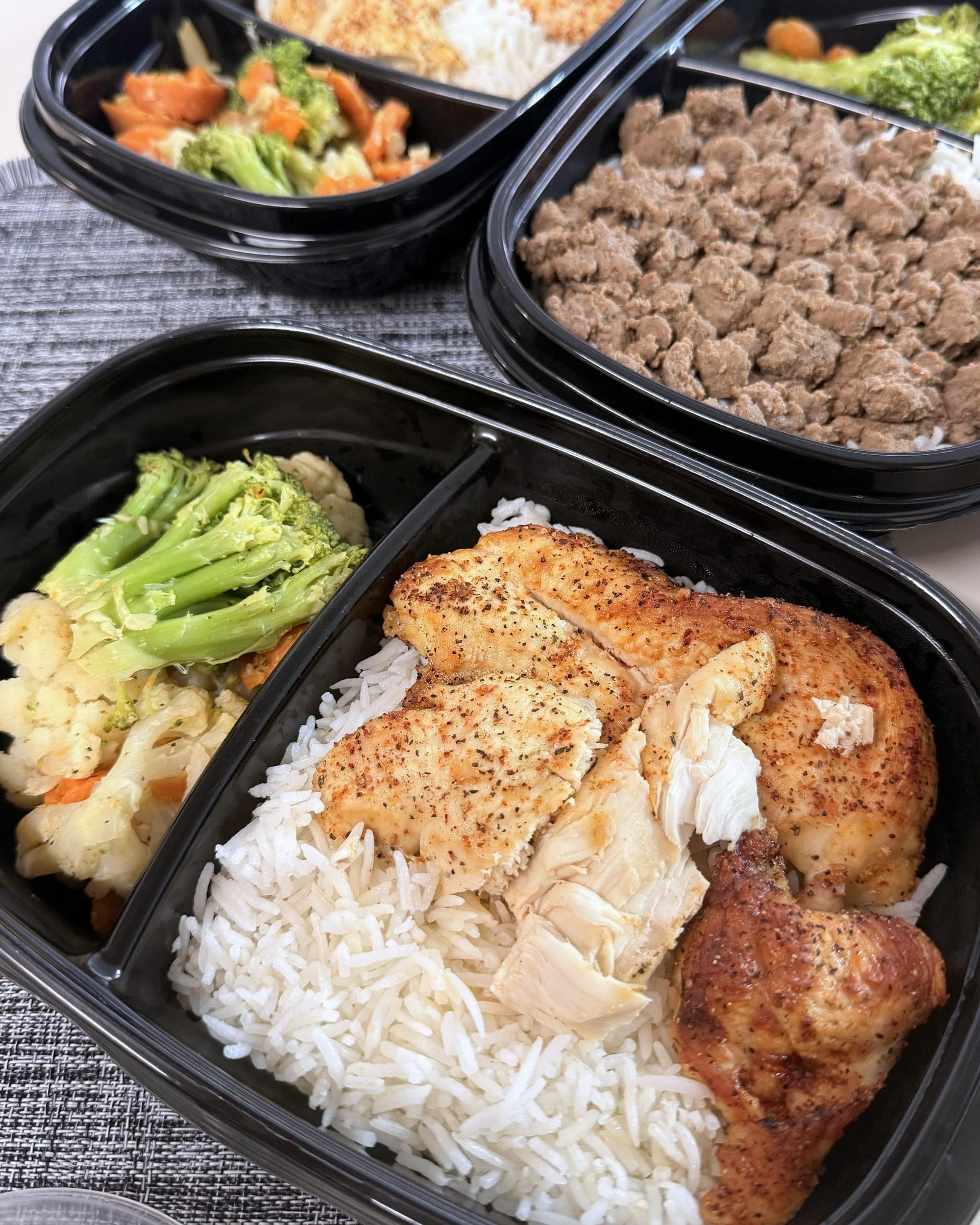 Pechuga de pollo al horno con arroz blanco, brócoli y coliflor