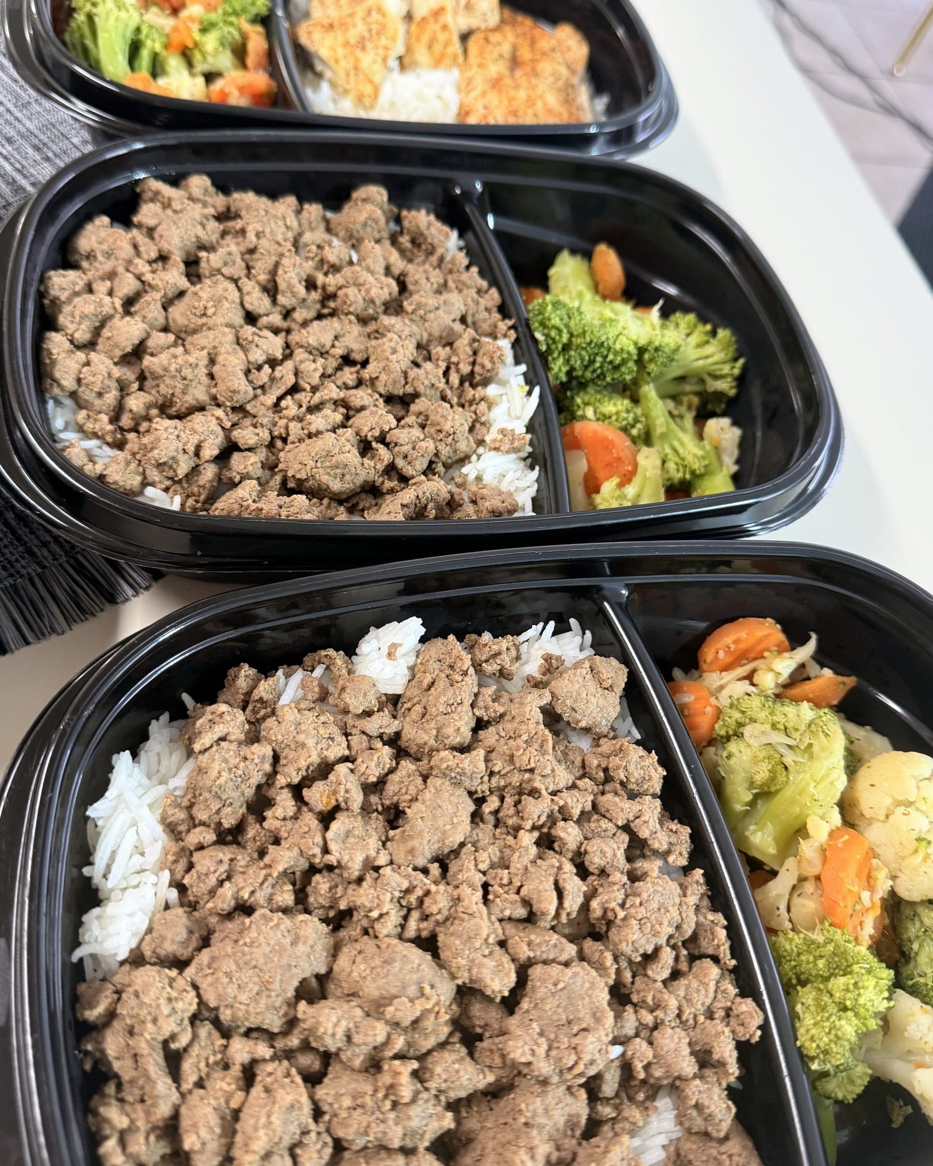 Picadillo de res sobre arroz blanco con vegetales, en dos envases